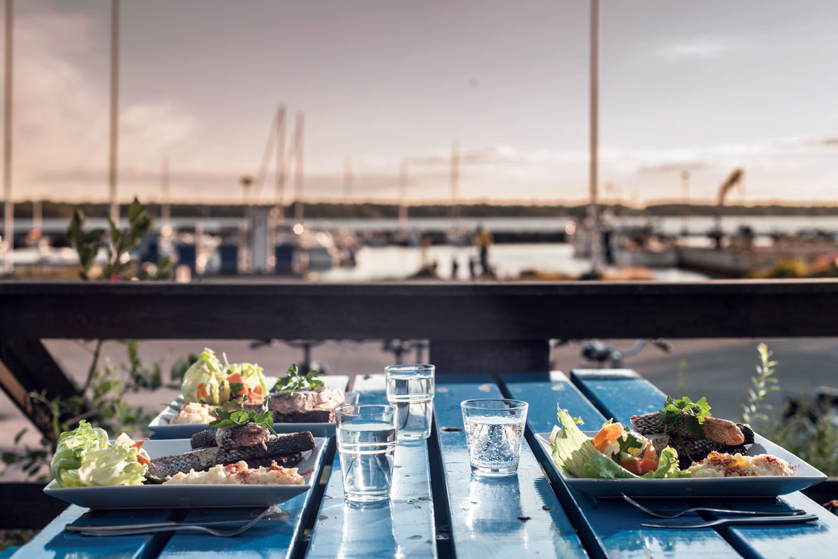 Marina-Front Promenade Al Fresco